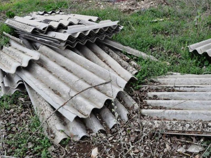 Abbandona lastre di eternit sulla strada, sanzionato un pensionato nel Crotonese