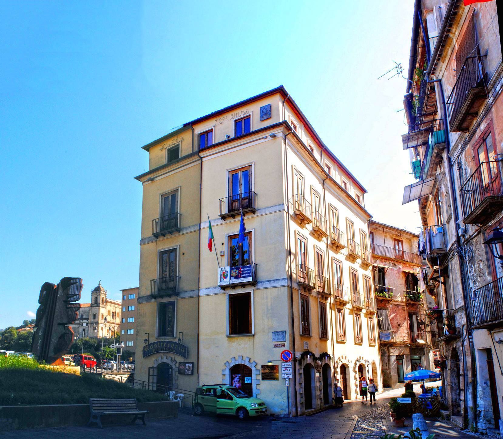 La confluenza, l’alluvione, lo street food. La terza vita dell’ex hotel nel cuore del centro storico