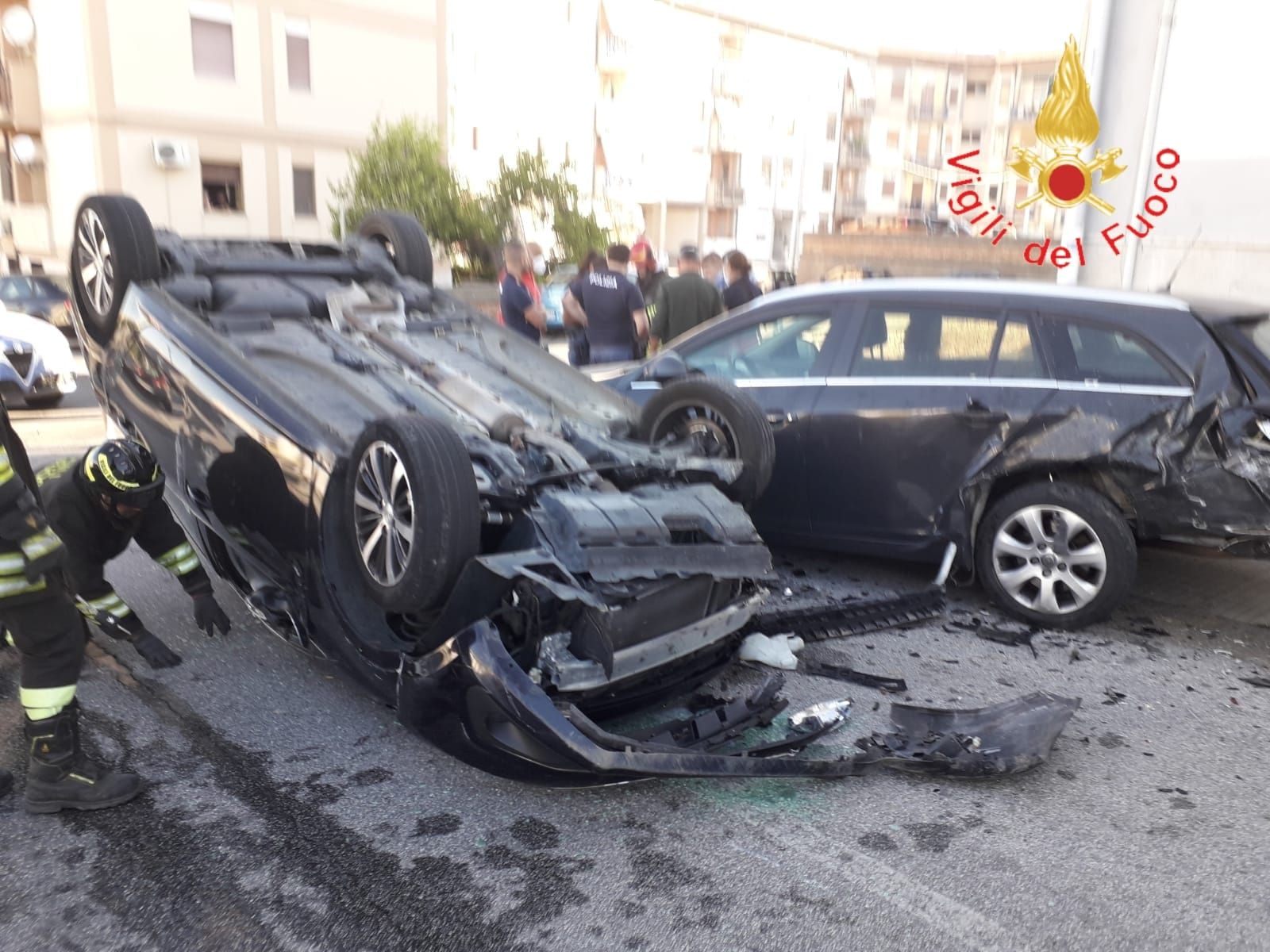 Auto si ribalta in pieno centro a Catanzaro: ferito un giovane – FOTO