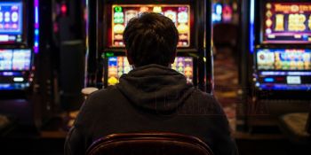 Dentro l’inferno del gioco d’azzardo, il racconto choc: «Sapevo di perdere, ma non riuscivo a fermarmi» – VIDEO