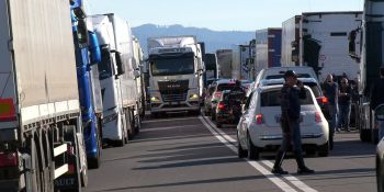 Protesta dei Tir in Calabria, Laudari: «Da domani fermi anche i camion che arrivano dal Nord» – FOTO E VIDEO