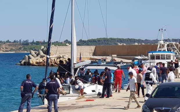Migranti, in 97 sbarcano a Isola Capo Rizzuto