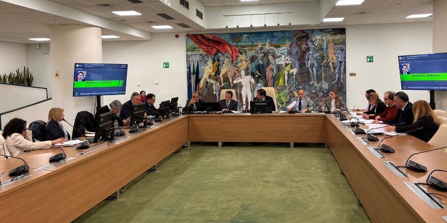 Autoriforme, la maggioranza chiude la partita nelle Commissioni. Dubbi sul costo “zero”