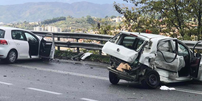 Scontro tra due auto sulla statale 107 a Cosenza