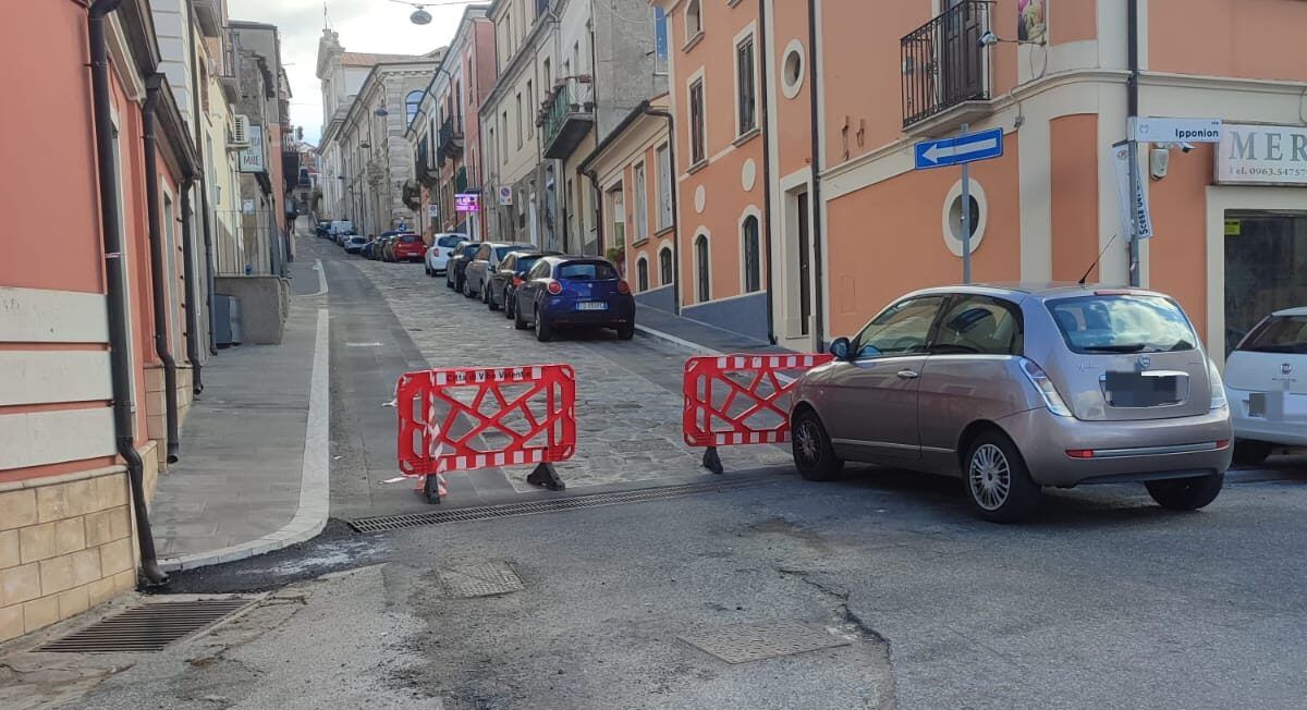 Lavori in via Scesa del Gesù a Vibo, l’opposizione: «L’amministrazione sia più attenta ai cantieri»