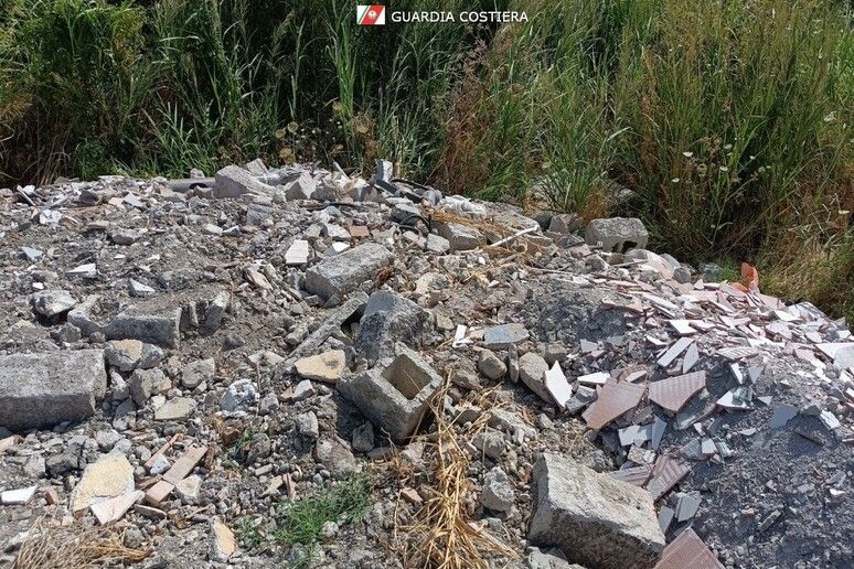 Rifiuti speciali su un terreno, sequestrata un’area a Catanzaro