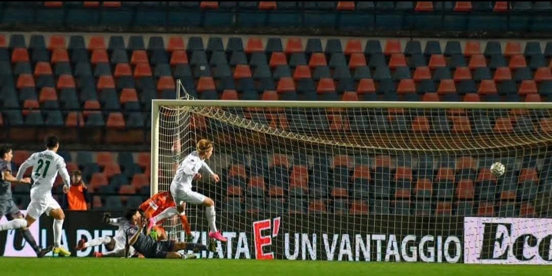 Il Cosenza calcio allo specchio: rughe, silenzi e cartoni di troppo