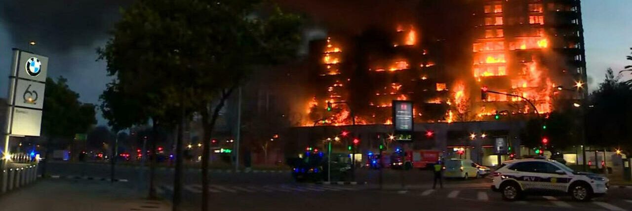 Incendio devasta un edificio di 14 piani a Valencia. In fiamme anche  un altro palazzo