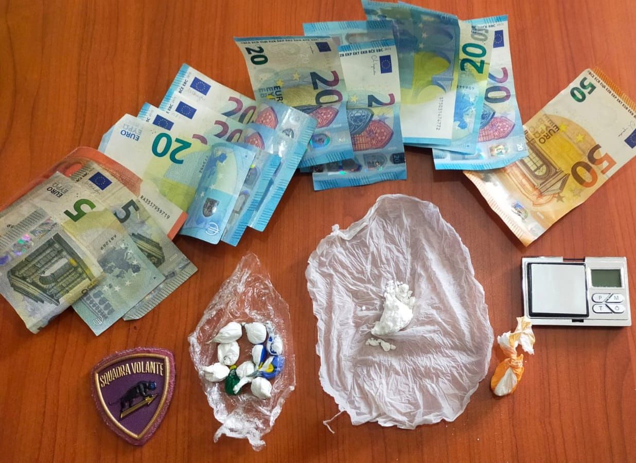 Cosenza, beccato con 15 grammi di coca nascosti tra i barattoli di sale: 28enne ai domiciliari