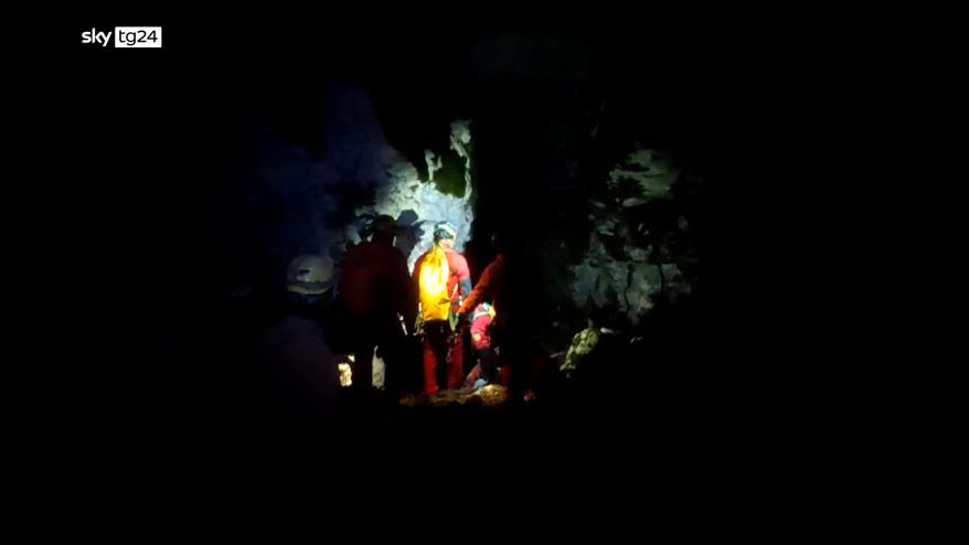 Recuperata la speleologa ferita in una grotta nel Salernitano