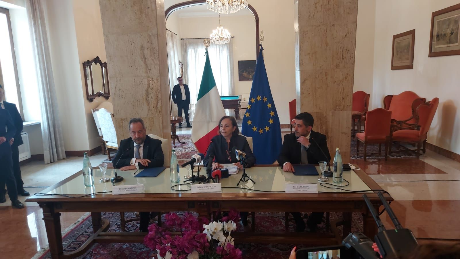 Migranti, Roccella caso nazionale. Lamorgese: «I fondi dell’accoglienza per aiutare i Comuni»