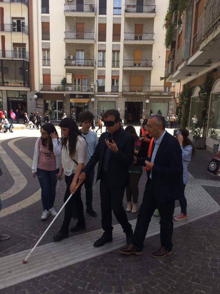 Cosenza, Occhiuto testa il percorso per non vedenti