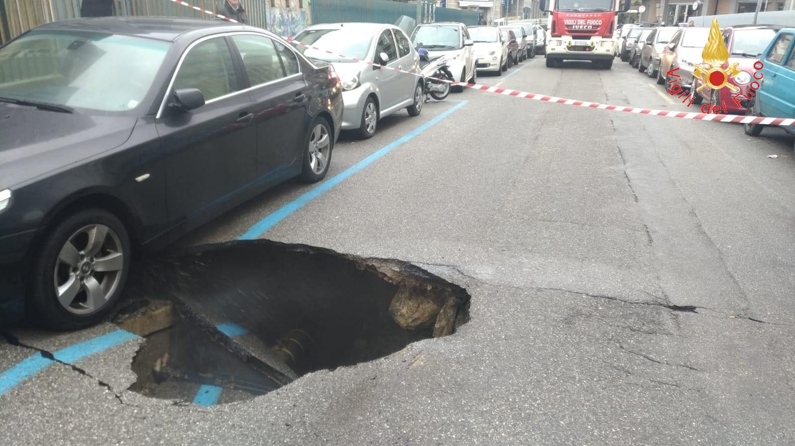 Catanzaro, voragine di due metri in centro – VIDEO