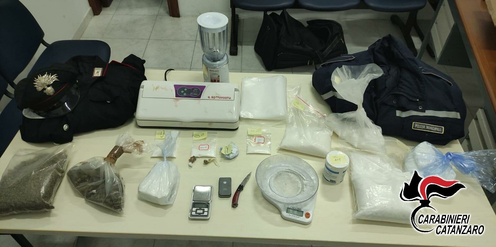 Beccato con cocaina e marijuana, giovane arrestato nel centro storico di Catanzaro