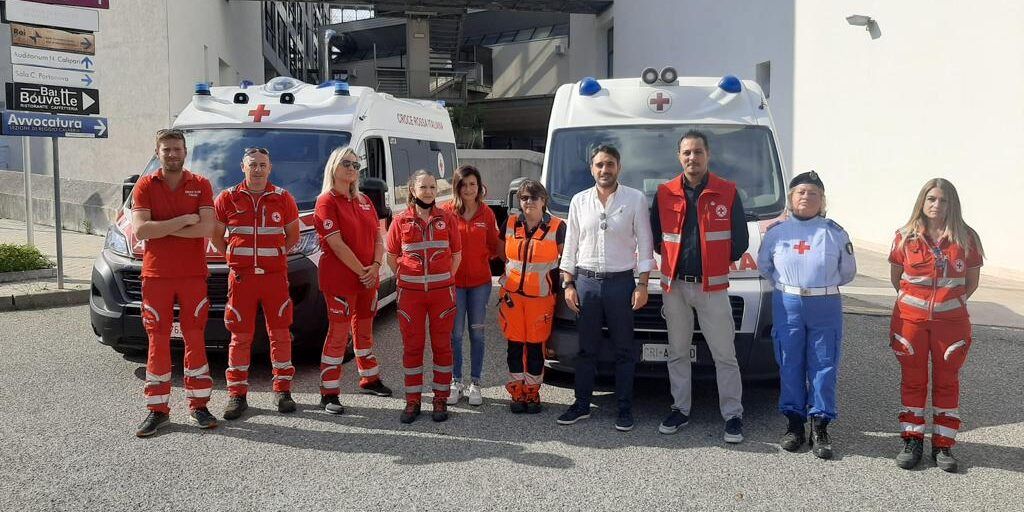 Reggio, i mezzi della Croce Rossa ospitati nel parcheggio del Consiglio regionale