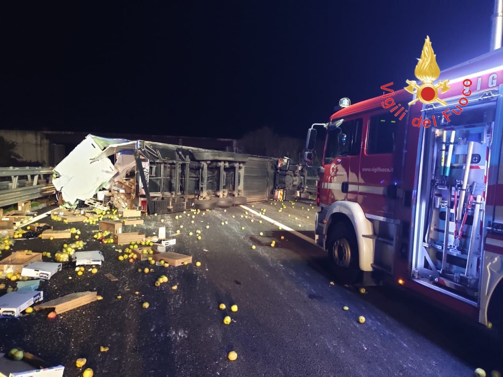 Tir si ribalta sull’A2 nei pressi di Mileto, un ferito – VIDEO