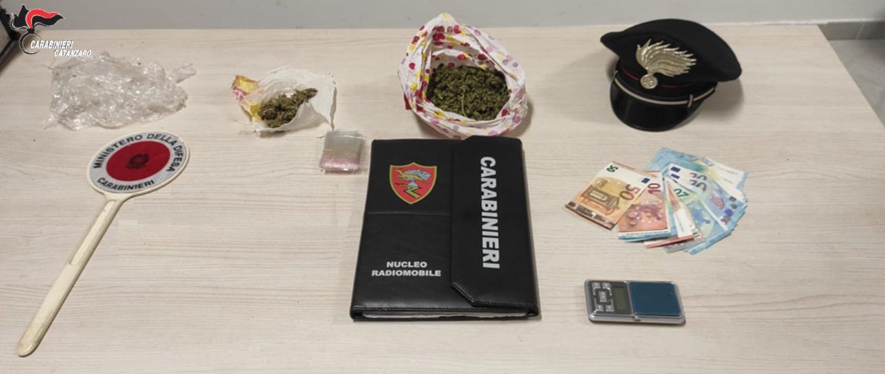 Lamezia, beccato nel centro storico con marijuana e banconote