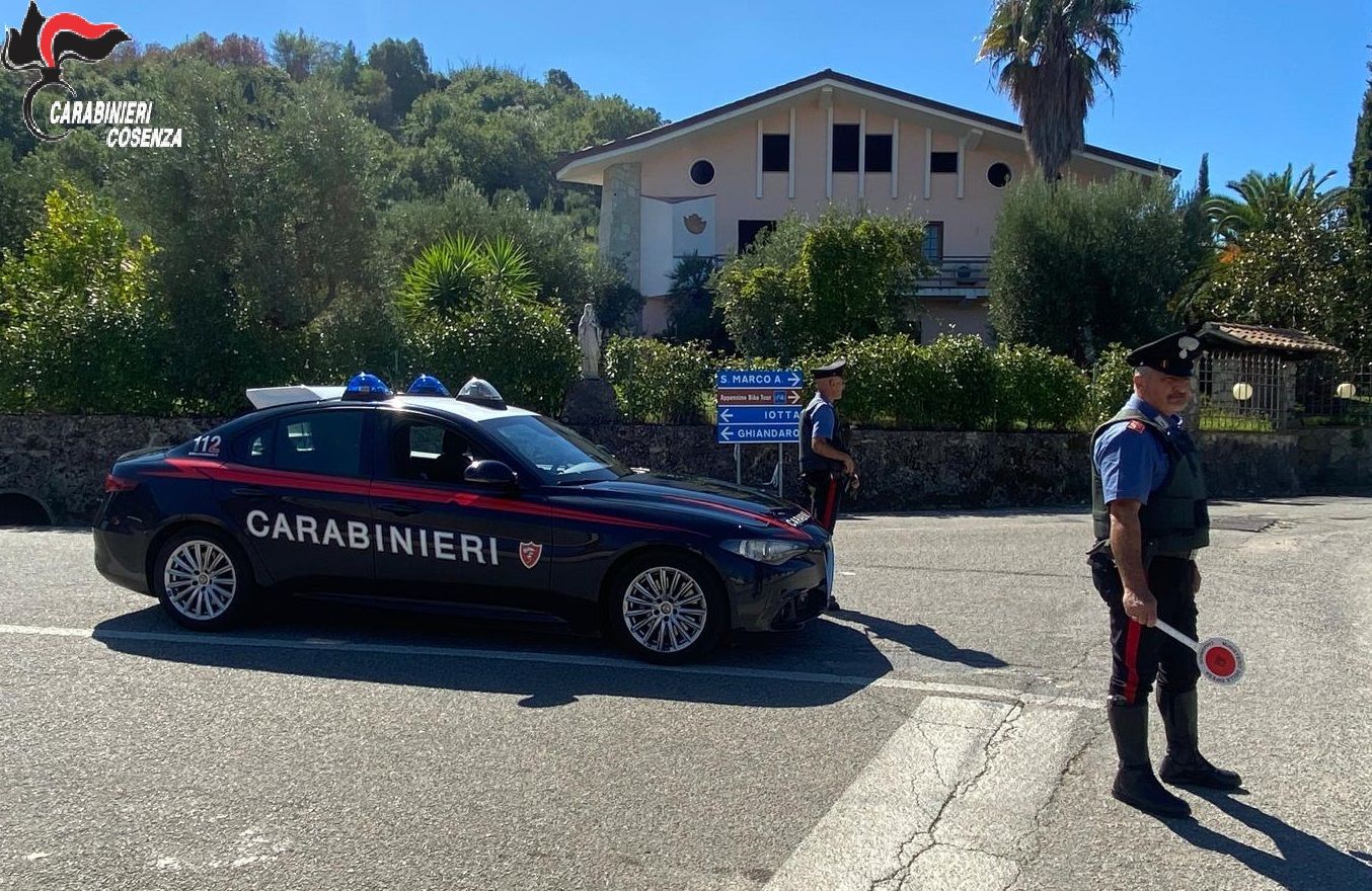Entra in una scuola nel Cosentino e picchia uno studente, arrestato un uomo
