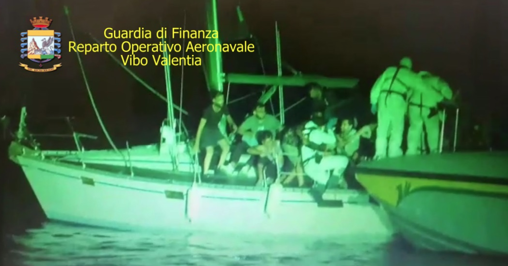 Crotone, intercettata un’imbarcazione con a bordo 45 migranti. Fermato un trafficante – FOTO