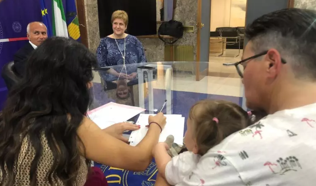 Cosenza, riconosciuta figlia di due madri: è la prima volta in città