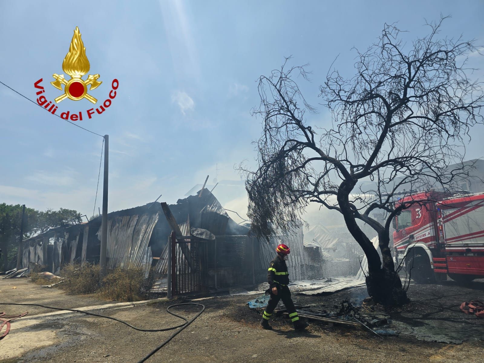 Incendio in un’azienda a Crotone, evacuate diverse abitazioni. Si indaga sulle cause – VIDEO
