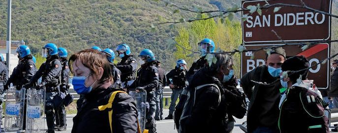 Pietre e bombe carta No Tav sul cantiere, ferito un carabiniere
