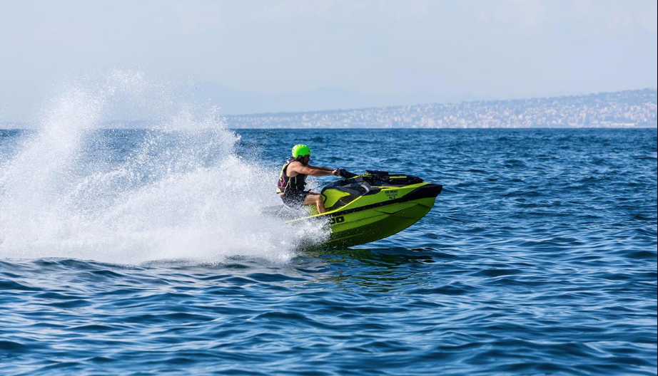 Crotone, investe bagnante con acquascooter e fugge: denunciato