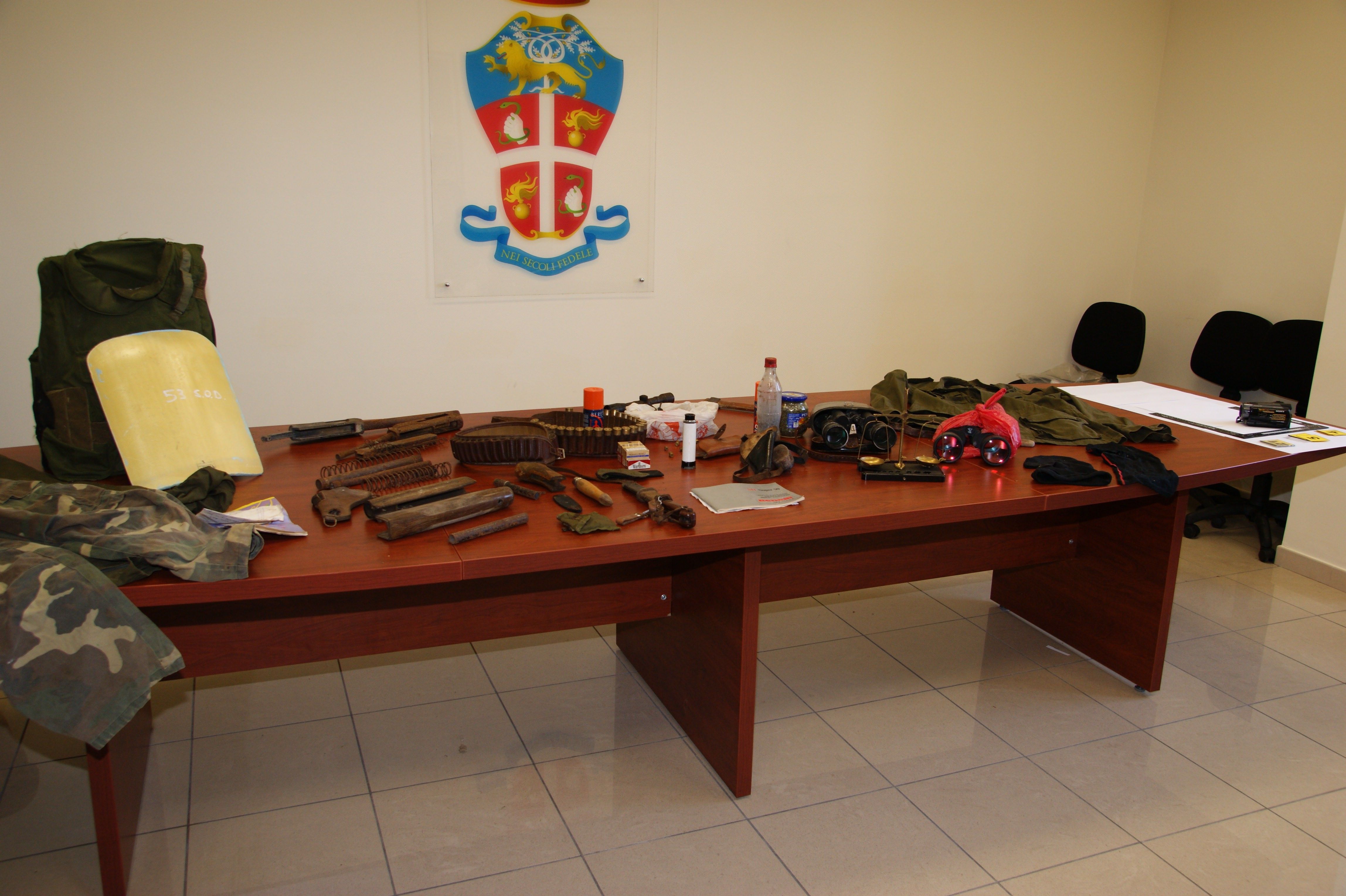 Nella Locride scoperto un covo pieno di armi