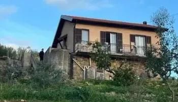 «La madre in macchina con il cadavere della figlia»