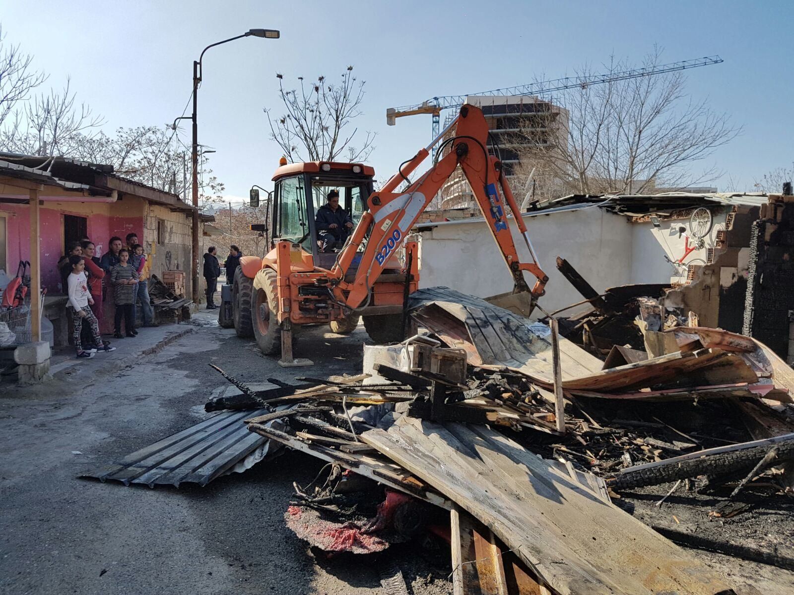Incendio nel campo rom di Cosenza, sfollate 7 persone