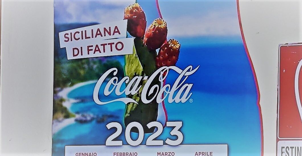 Scivolone della Coca-Cola che scambia Capo Vaticano per la Sicilia