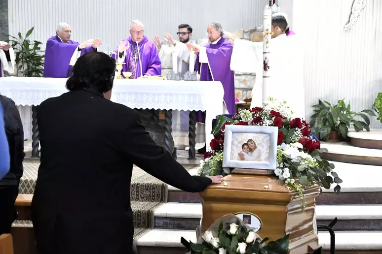 A Crotone l’addio commosso a Francesca Anastasio, Don Ciotti: «Ora stringi forte Dodò»
