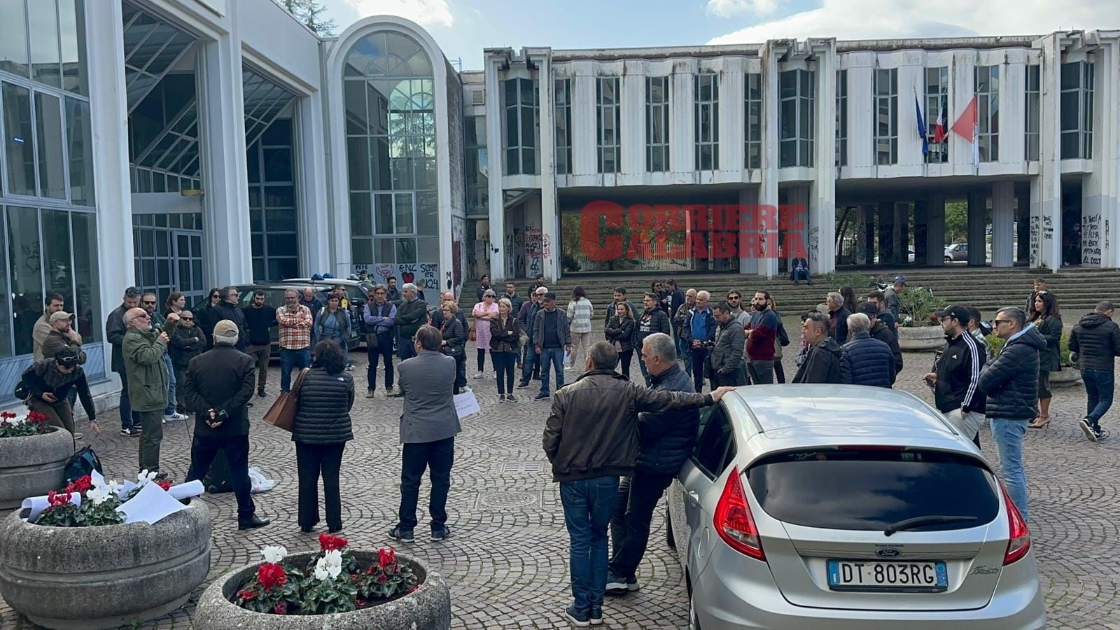 Emergenza acqua, cittadini in piazza a Rende: «La rete idrica è un colabrodo» – VIDEO