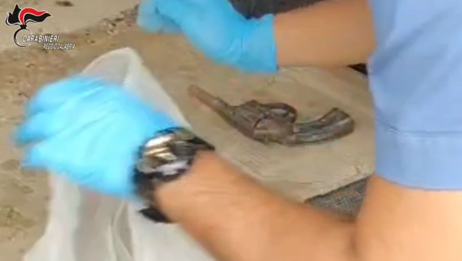 Viaggiava in auto con una pistola pronta a sparare, arrestato un uomo a Reggio – VIDEO