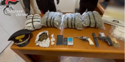 armi e munizioni in un deposito