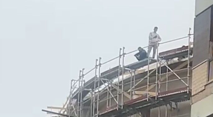 Cosenza, operaio sale sul tetto di un palazzo e minaccia di buttarsi – VIDEO