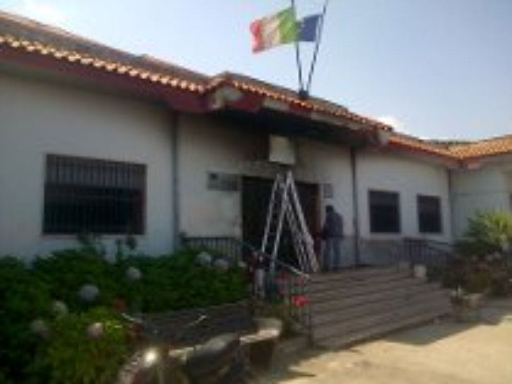 Pizzo, incendiato il portone del Comune