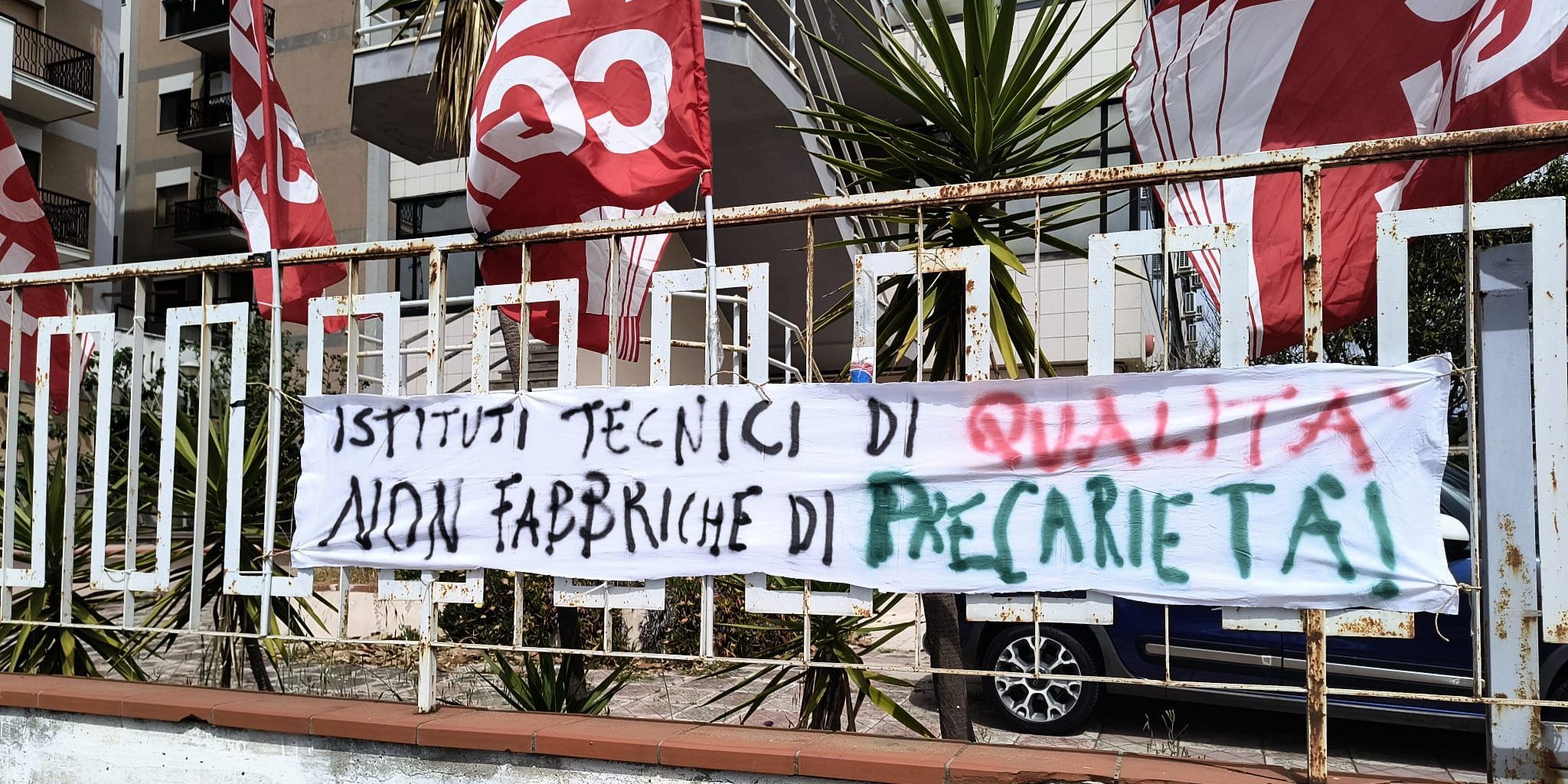 Sciopero degli istituti tecnici, presidio della Flc Cgil davanti all’Ufficio scolastico regionale