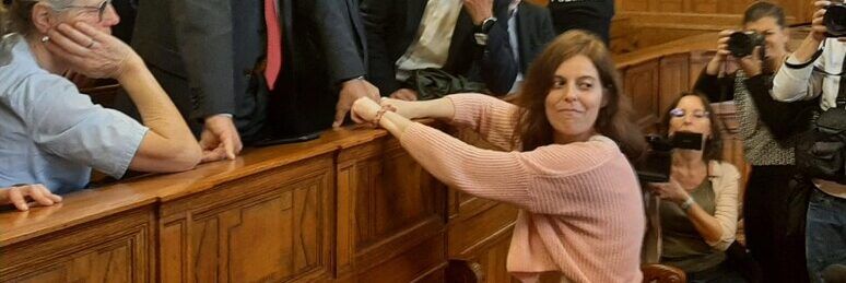 Ilaria Salis in tribunale per la prima volta senza catene