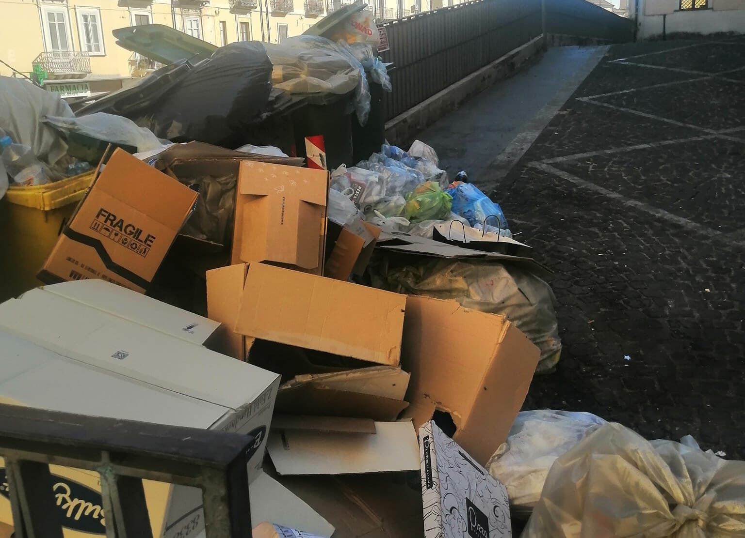 Rifiuti davanti agli ingressi delle chiese a Lamezia, Marinaro: «Centro città ricco di bidoni della spazzatura» FOTO E VIDEO