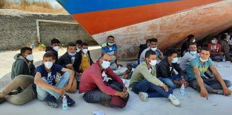 Migranti, dieci sbarchi nell’ultimo mese e mezzo: altri 80 arrivano sulle coste della Locride