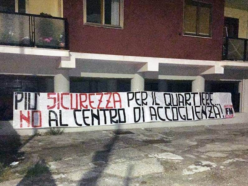 Catanzaro protesta contro una (inesistente) casa del migrante