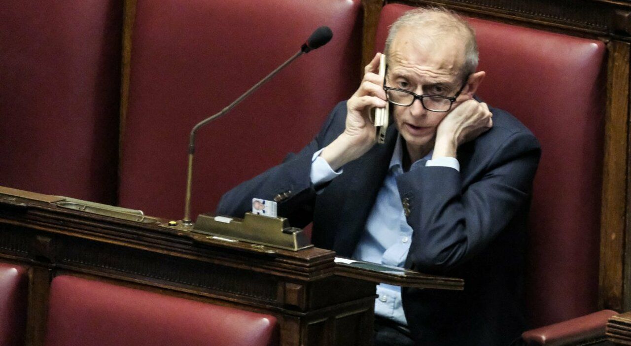 Stipendi d’oro, su Fassino scoppia la polemica. La Schlein prende le distanze