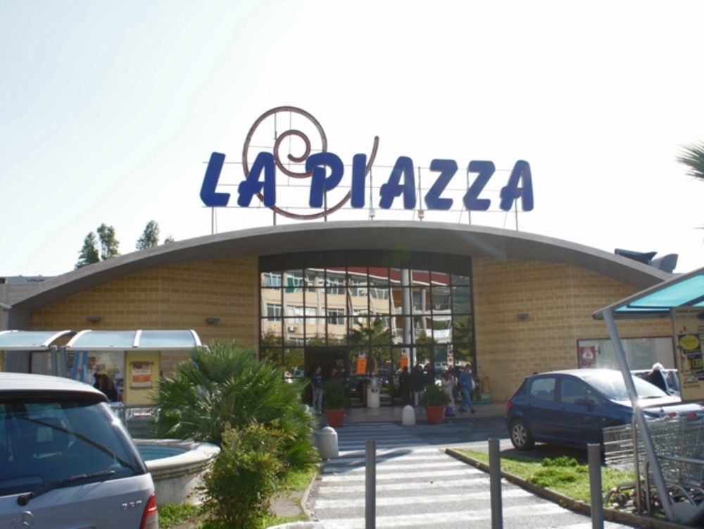 Esplode una bomba davanti a un supermercato a Lamezia