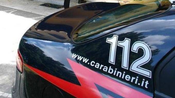 Minaccia un uomo con una bottiglia per rapinarlo, arrestato 32enne