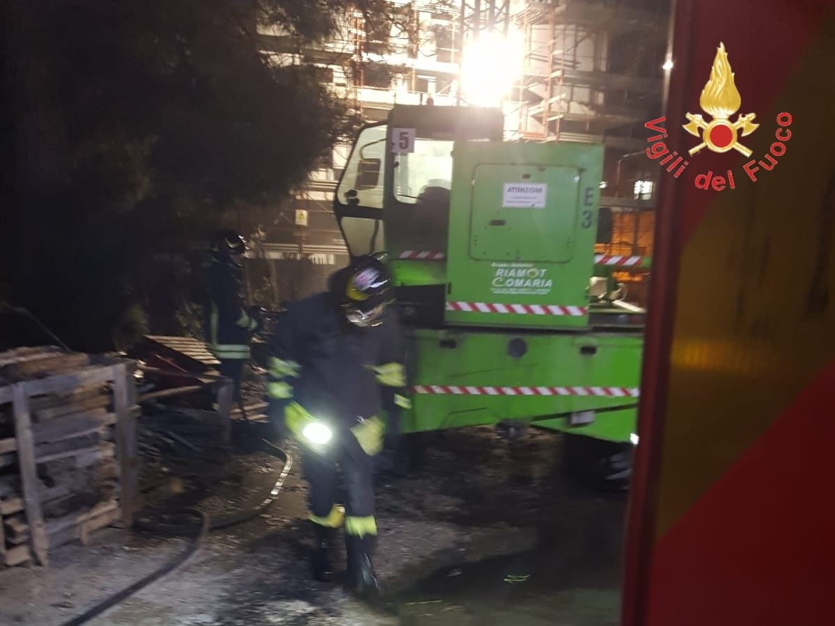 Catanzaro, in fiamme un mezzo dell’azienda Domus Costruzioni. Indagini in corso
