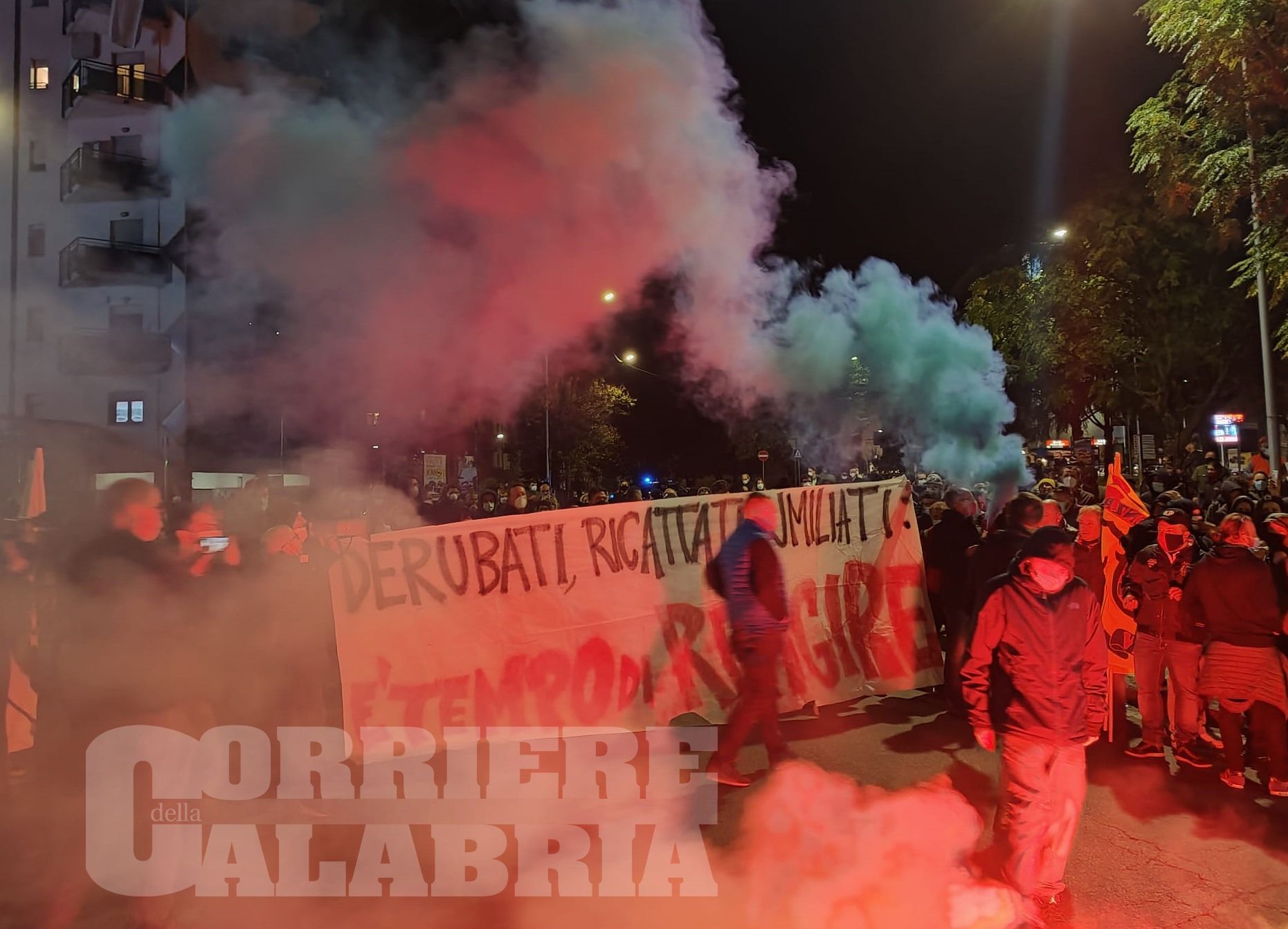 Cosenza torna in piazza. «Il lockdown può uccidere questa terra» – FOTO E VIDEO