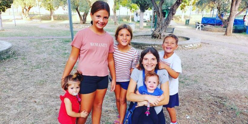 Torte fatte in casa, vestiti di seconda mano e pomeriggi all’aria aperta. Come si vive con cinque figli (più una in arrivo)