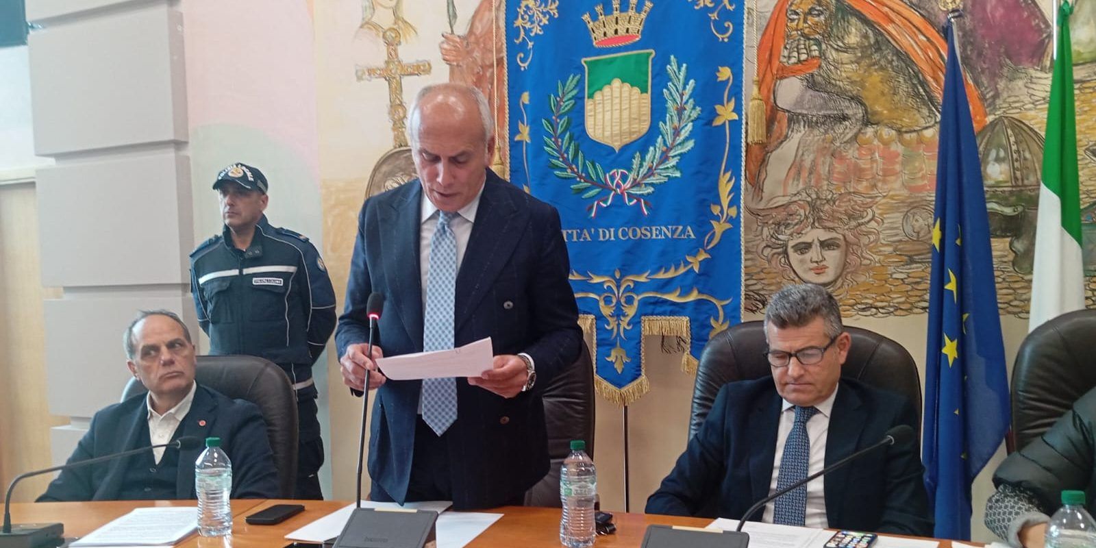 Debiti fuori bilancio Comune di Cosenza, il centrodestra e Bianca Rende abbandonano l’aula