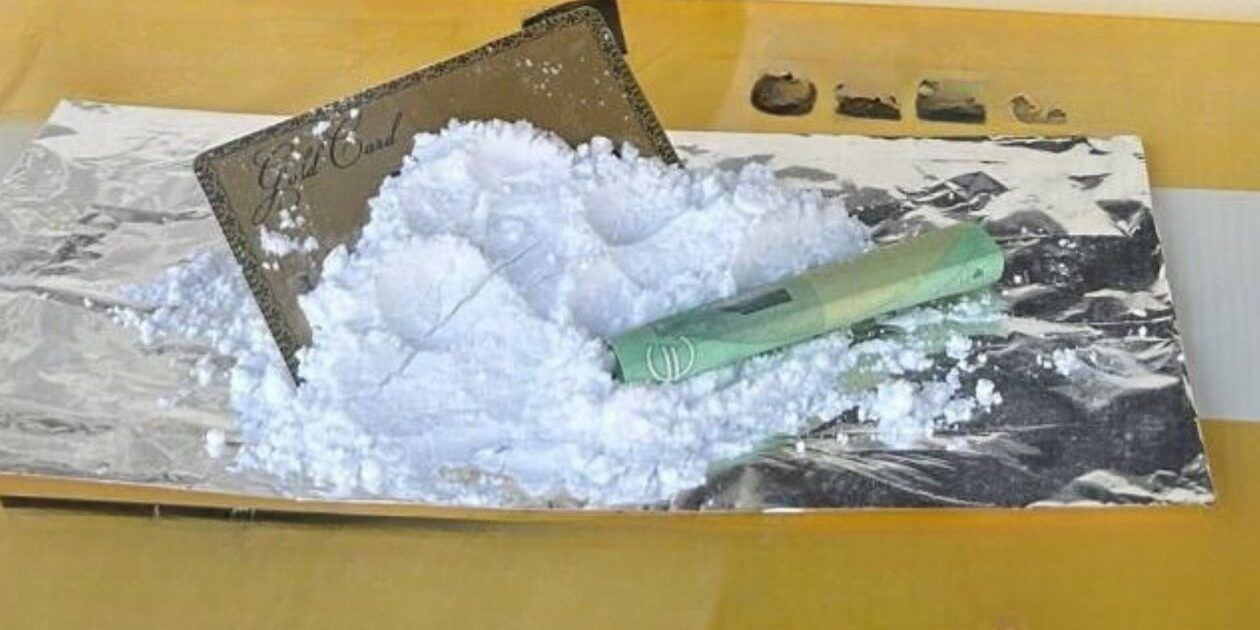 Un “kit” per l’uso di cocaina in una vetrina nel Catanzarese, lo sdegno delle associazioni